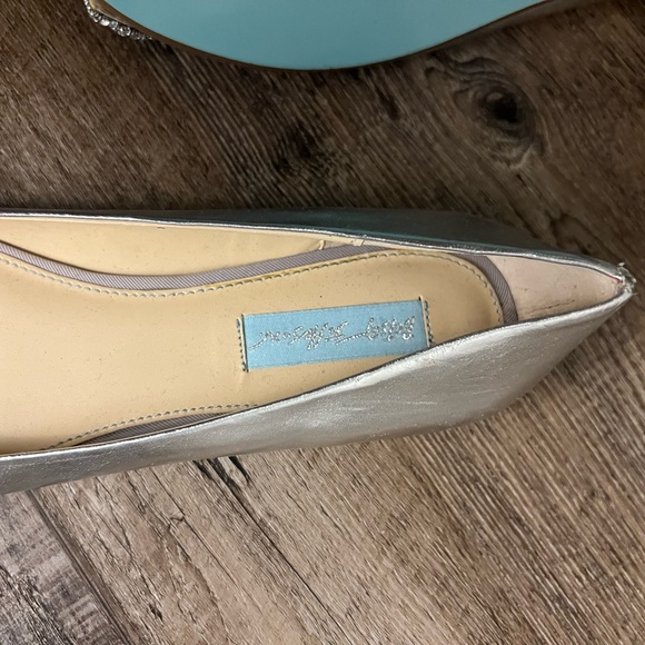 New Betsy Johnson silver shoes size 8 with crystal bows. - Picture 3 of 4